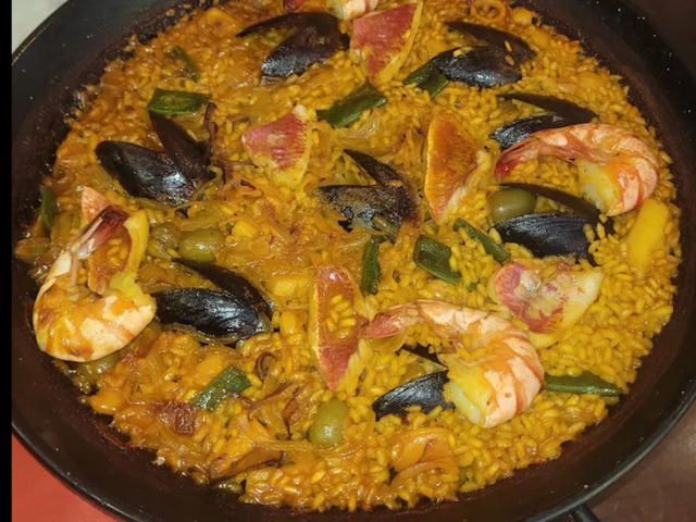 Paella en casa by Cueva de Castilla Paella Marisco